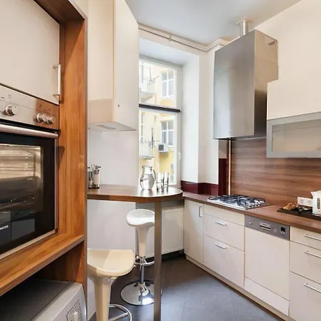 Apartment Large & Modern Flat With Balcony In Heart Of