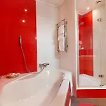 Large & Modern Flat With Balcony In Heart Of דירה לבוב
