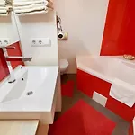 דירה Large & Modern Flat With Balcony In Heart Of *