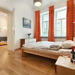 דירה Large & Modern Flat With Balcony In Heart Of *