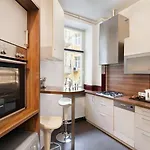 דירה Large & Modern Flat With Balcony In Heart Of