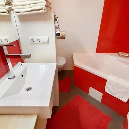 Апартаменти Large & Modern Flat With Balcony In Heart Of *