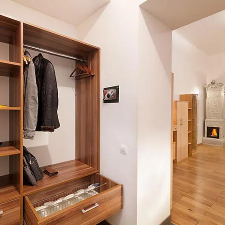 Large & Modern Flat With Balcony In Heart Of דירה