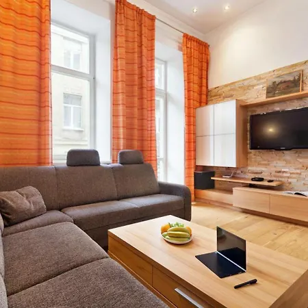 Large & Modern Flat With Balcony In Heart Of Appartamento Leopoli