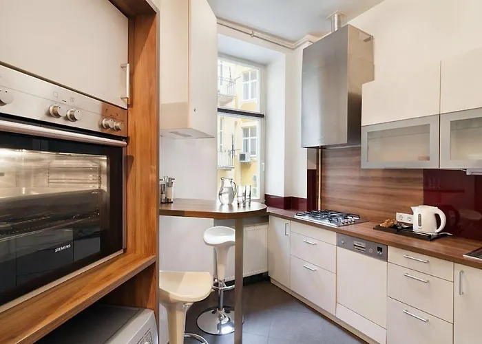 Apartment Large & Modern Flat With Balcony In Heart Of